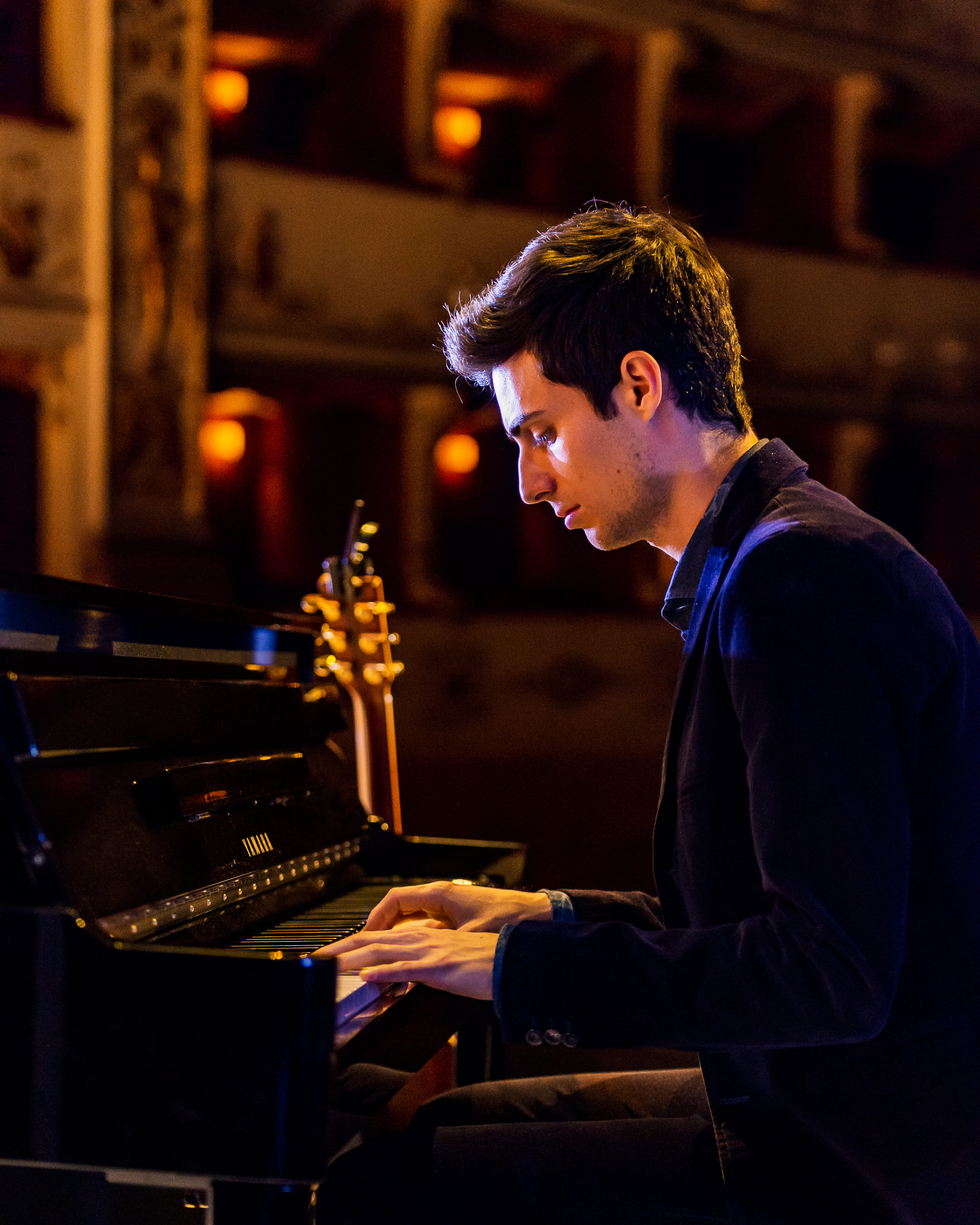Francesco Negri, pianista e musicista italiano suona al teatro della pergola con lo spettacolo La Buona Novella con Neri Marcorè