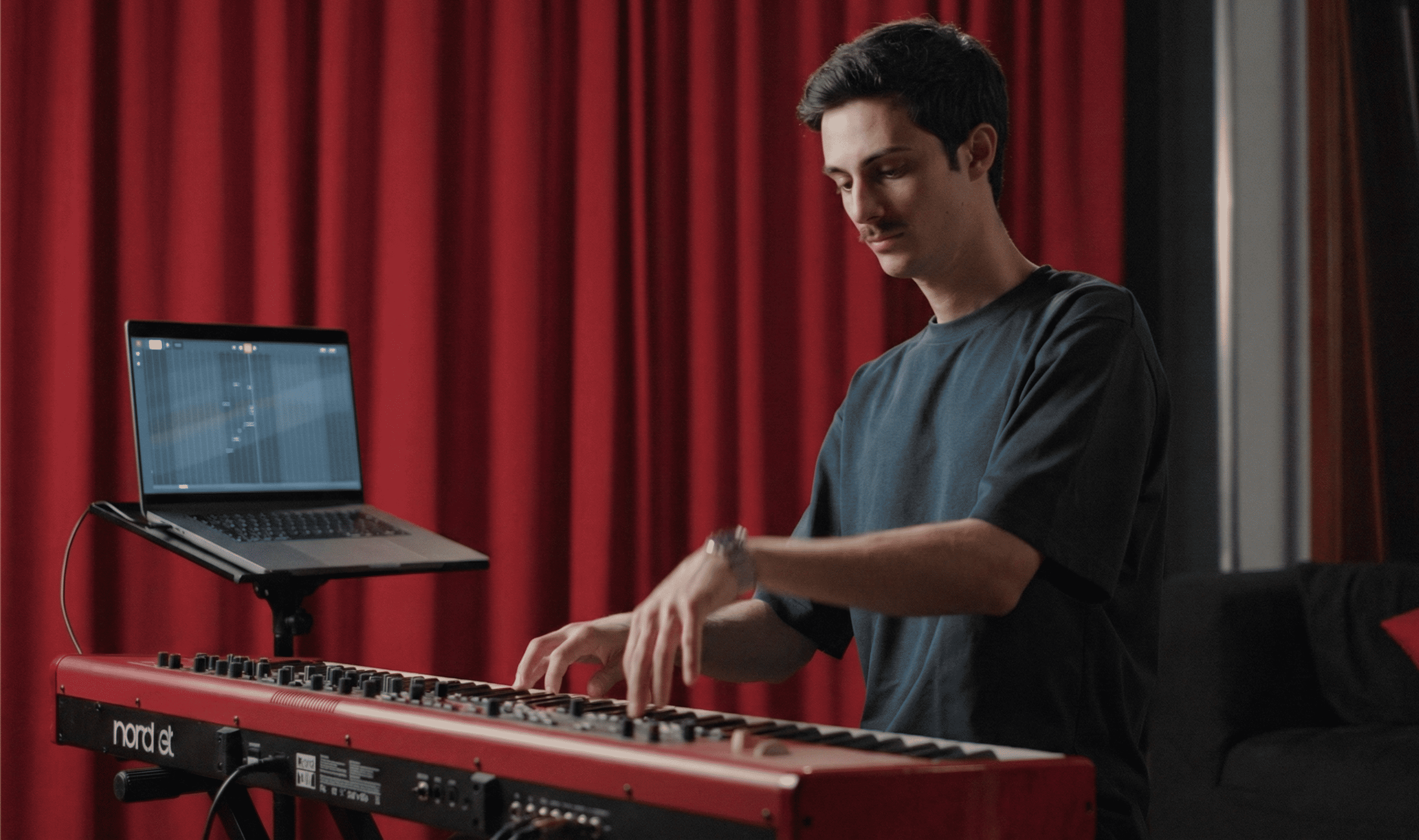 Francesco Negri, pianista e musicista italiano suona in un video registrato in studio per una produzione professionale.